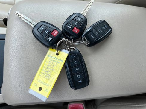 Used 2013 Toyota Camry LE image 11