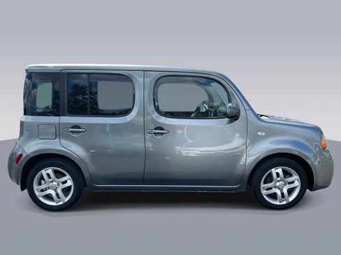 Used 2011 Nissan Cube 1.8 SL w/ Interior Illumination Pkg FWD image 2