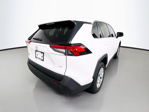 Used 2022 Toyota RAV4 LE FWD image 4