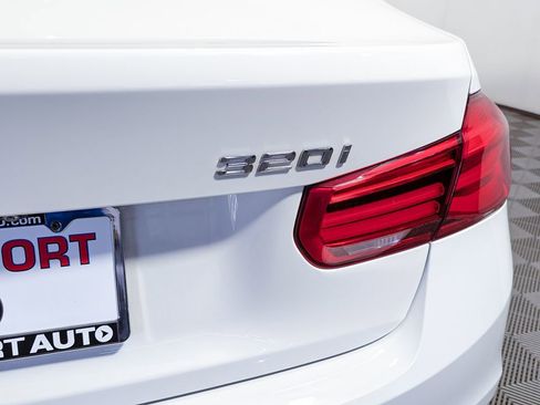 Used 2018 BMW 320i Sedan RWD image 11