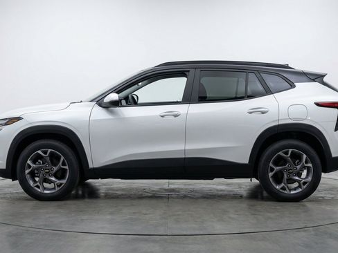 Used 2025 Chevrolet Trax LT FWD image 5