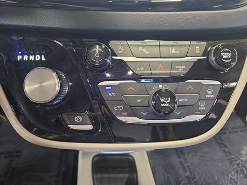 Used 2024 Chrysler Pacifica Touring-L FWD image 25
