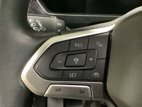 Used 2022 Volkswagen Tiguan SE w/ Panoramic Sunroof Package image 13