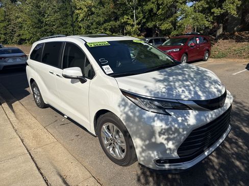 Used 2023 Toyota Sienna Limited FWD image 5