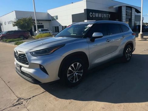 Used 2021 Toyota Highlander XLE image 4