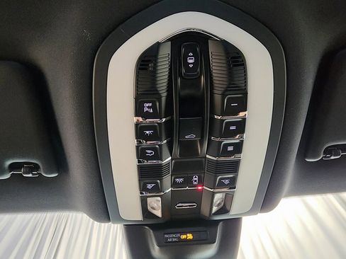 Used 2025 Porsche Macan image 16