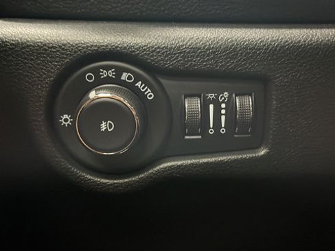 Used 2023 Chrysler Pacifica Pinnacle FWD image 35