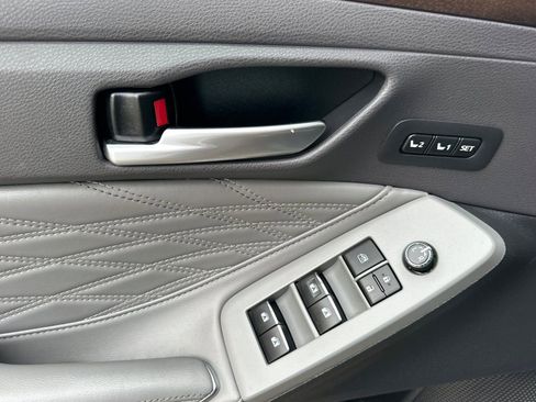 Used 2019 Toyota Avalon Limited image 11