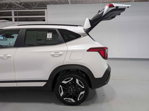Certified 2024 Kia Seltos SX w/ SX Sunroof Package AWD/4WD image 11