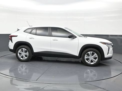 Used 2026 Chevrolet Trax LS FWD image 6