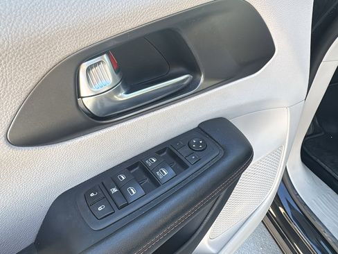 Certified 2020 Chrysler Pacifica Touring w/ Tire & Wheel Group image 12