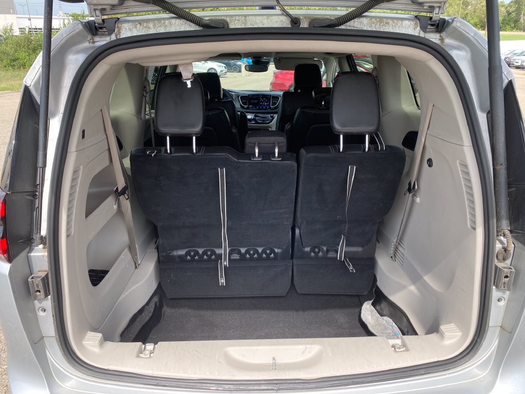 Used 2023 Chrysler Pacifica Touring-L FWD image 22