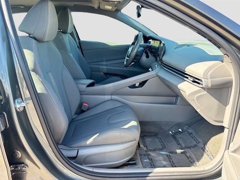Used 2025 Hyundai Elantra SEL image 28