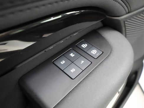 Used 2024 Land Rover Discovery S image 8