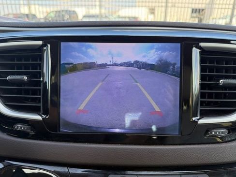 Used 2017 Chrysler Pacifica Touring-L image 4