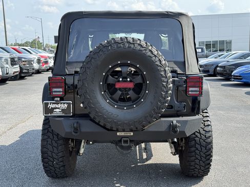 Used 2018 Jeep Wrangler Sport w/ Connectivity Group AWD/4WD image 13