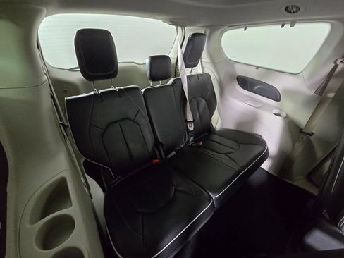 Used 2022 Chrysler Pacifica Limited w/ Uconnect Theater Family Group FWD image 42