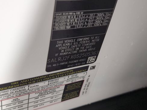 Certified 2025 Land Rover Discovery S image 25