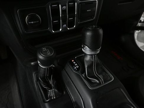 Used 2018 Jeep Wrangler Unlimited Sahara AWD/4WD image 15