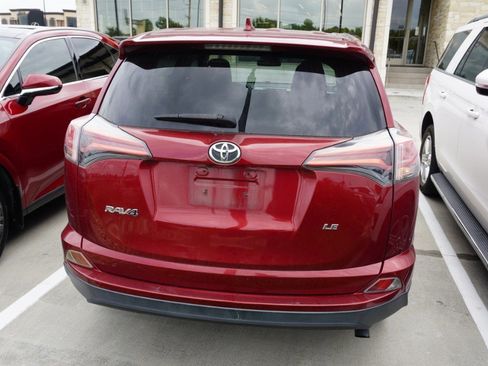 Used 2018 Toyota RAV4 LE FWD image 4
