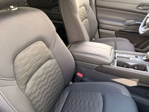 Used 2025 Nissan Pathfinder S FWD image 11