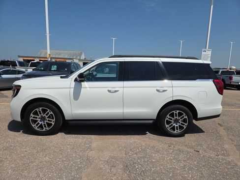 Used 2025 Ford Expedition Active AWD/4WD image 2