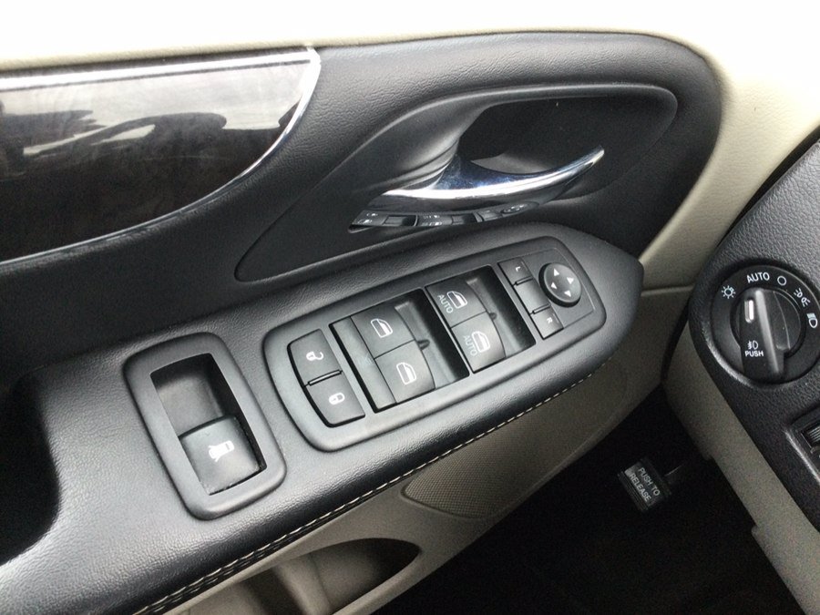 Used 2015 Chrysler Town & Country Touring w/ Driver Convenience Group FWD image 40