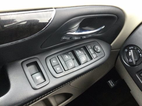 Used 2015 Chrysler Town & Country Touring w/ Driver Convenience Group FWD image 40