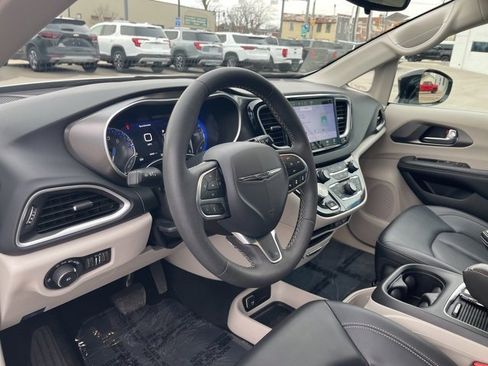 Used 2024 Chrysler Pacifica Touring-L image 14