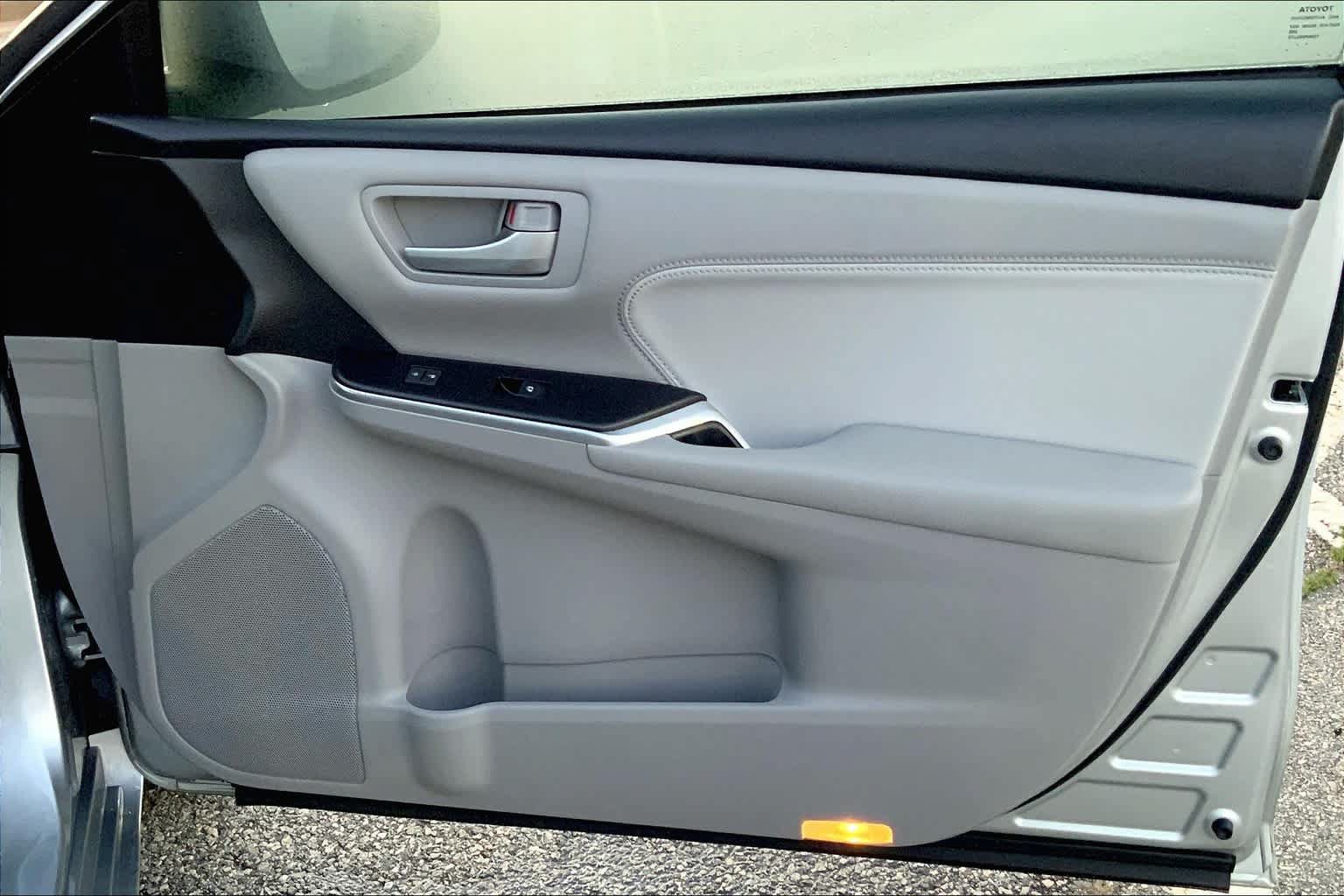 Used 2017 Toyota Camry XLE w/ Moonroof Package FWD image 23