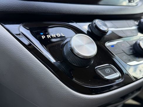 Used 2020 Chrysler Voyager L image 18