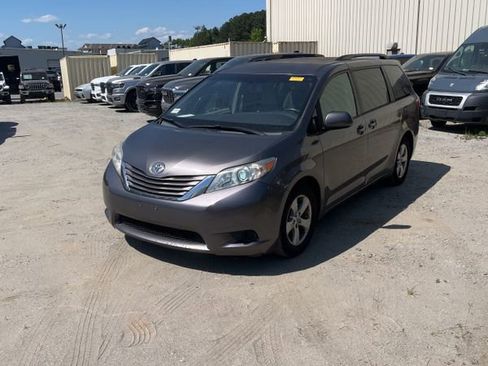 Used 2016 Toyota Sienna LE FWD image 1
