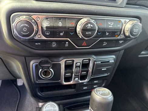 Used 2019 Jeep Wrangler Unlimited Sahara AWD/4WD image 14