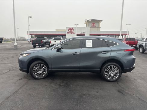 Used 2022 Toyota Venza XLE image 4