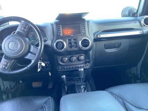 Used 2014 Jeep Wrangler Unlimited Rubicon w/ Connectivity Group AWD/4WD image 15