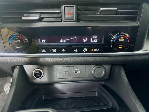 Used 2023 Nissan Rogue SV AWD/4WD image 16