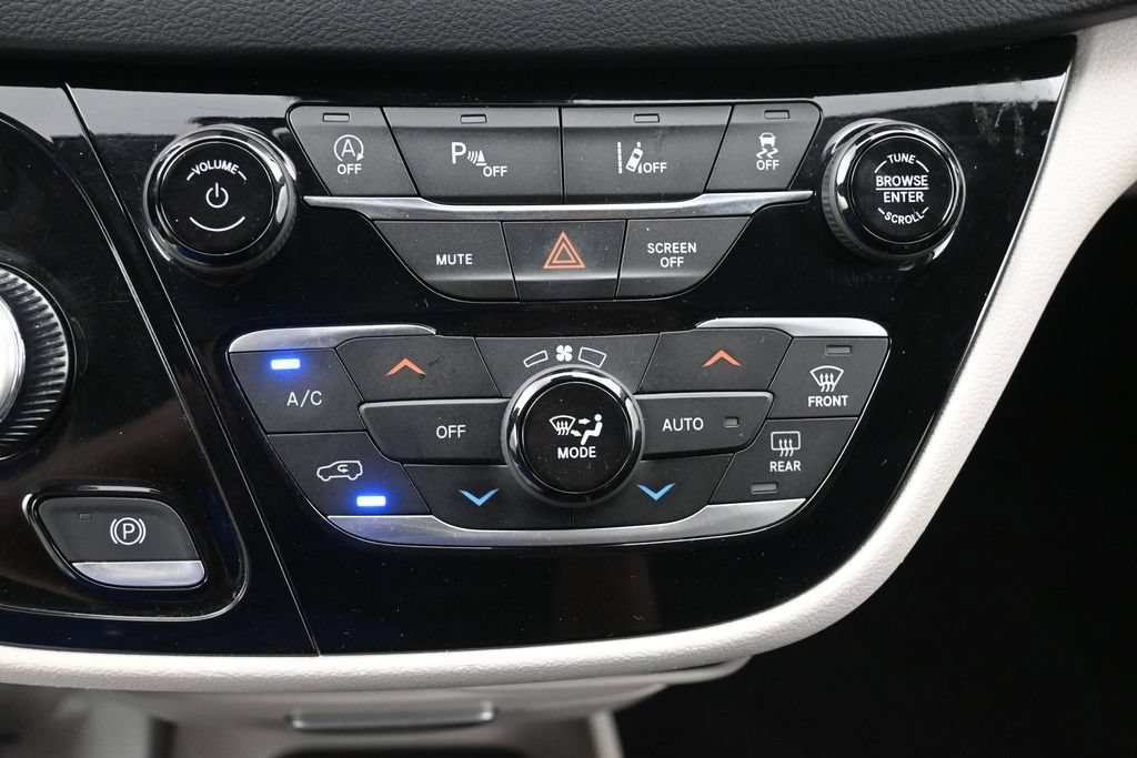 Used 2023 Chrysler Pacifica Touring-L FWD image 13