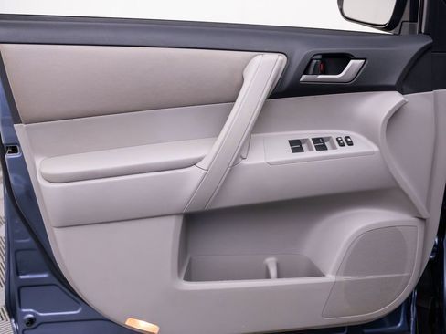 Used 2012 Toyota Highlander FWD w/ Tech Pkg image 14