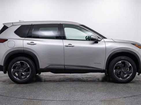 Used 2025 Nissan Rogue SV AWD/4WD image 11