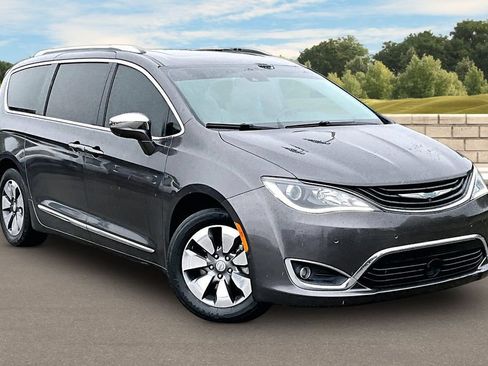 Used 2018 Chrysler Pacifica Limited w/ Advanced Safetytec Group FWD image 2