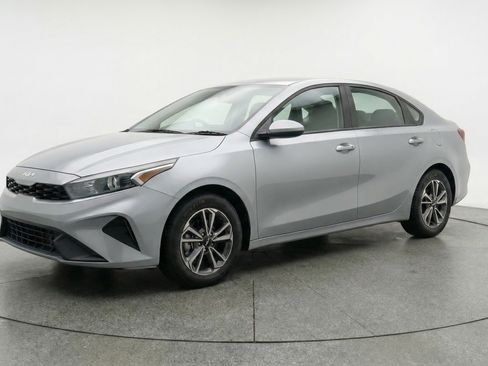 Used 2024 Kia Forte LXS image 3