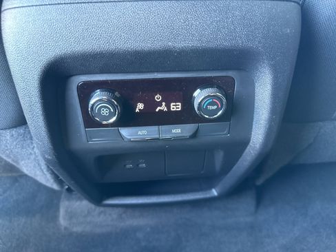 Used 2025 Chevrolet Traverse LT image 19