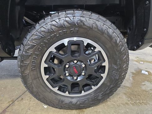 Used 2025 Toyota Tacoma TRD Off-Road w/ TRD Off Road Premium Package AWD/4WD image 34