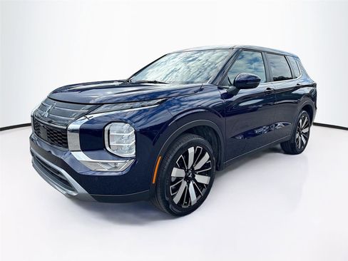 Used 2025 Mitsubishi Outlander SE image 3