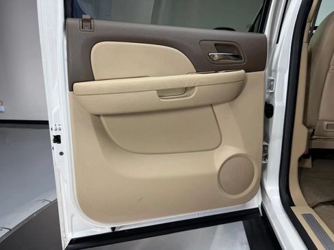 Used 2012 Chevrolet Avalanche LTZ RWD image 16