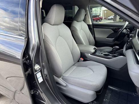 Used 2021 Toyota Highlander LE image 15