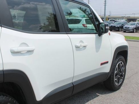 Used 2017 Jeep Renegade Trailhawk w/ Premium Trailhawk Package AWD/4WD image 45