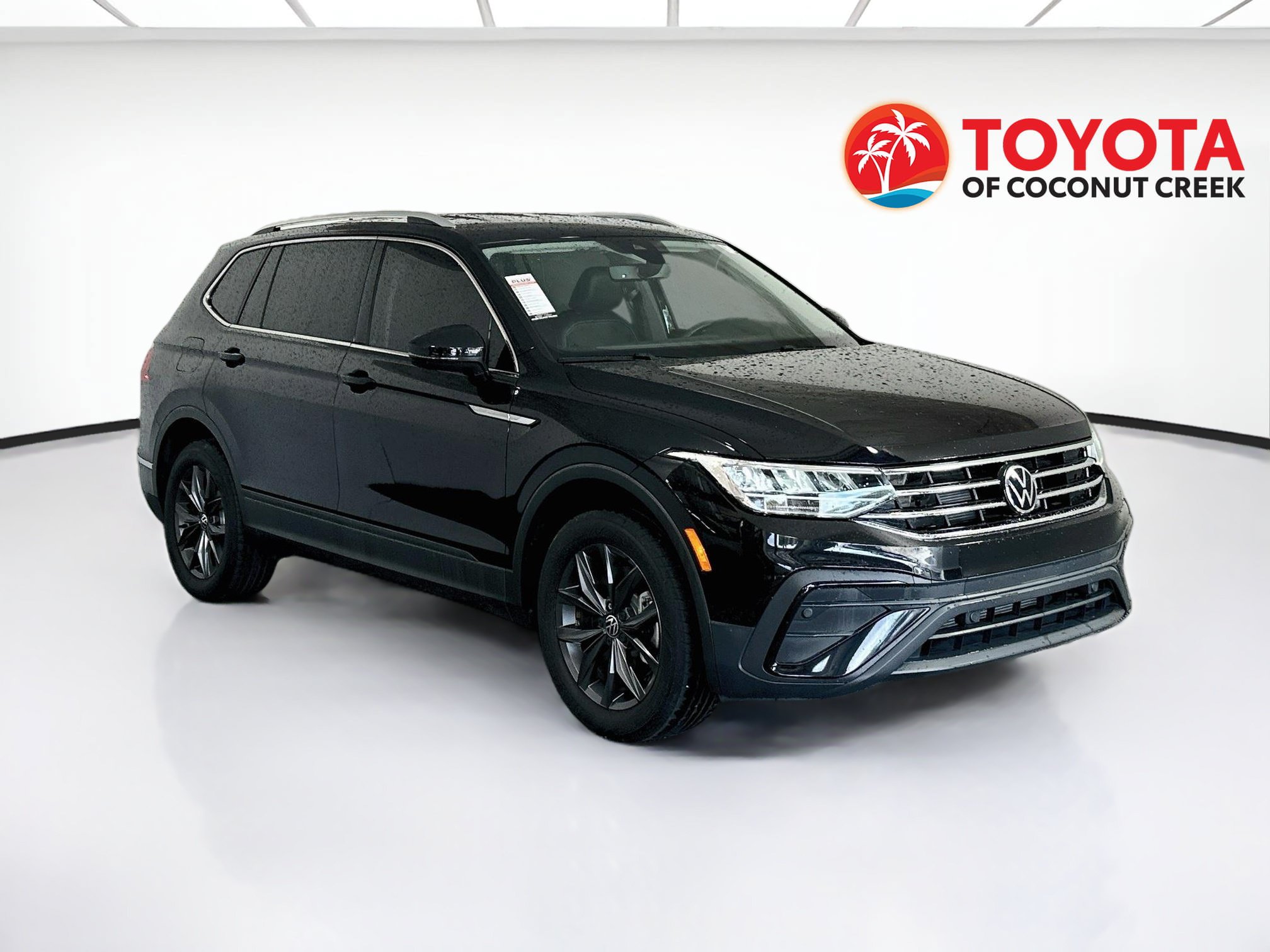 Used 2023 Volkswagen Tiguan SE FWD image 1