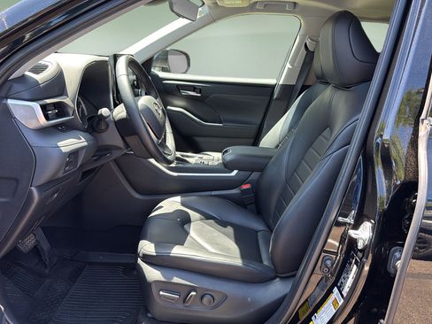 Used 2022 Toyota Highlander XLE AWD/4WD image 11