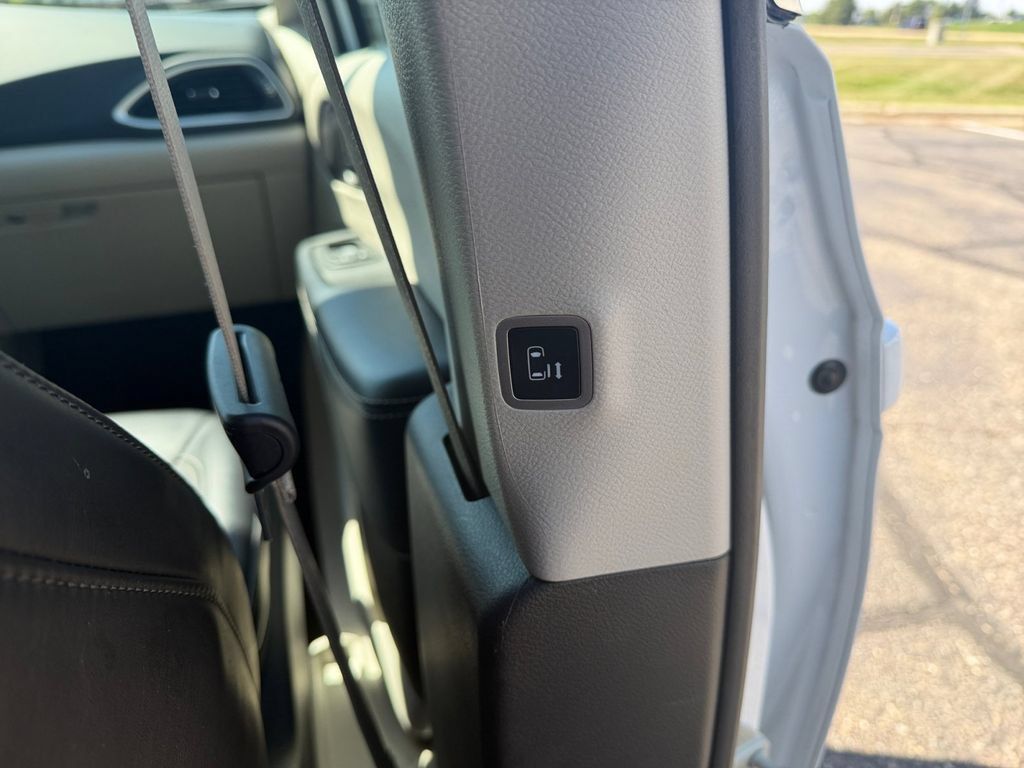 Used 2023 Chrysler Pacifica Touring-L FWD image 24